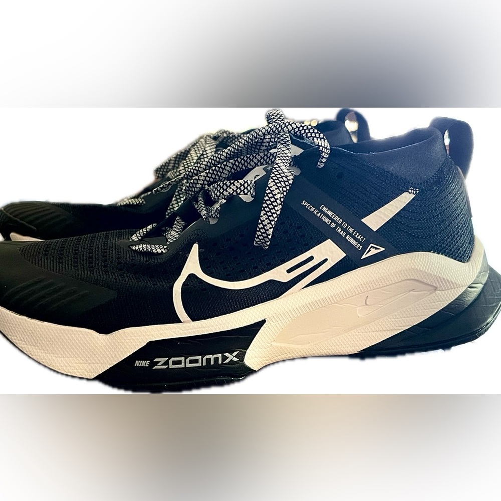 Nike ZoomX Zegama Trail Women’s Size 9 B ~ worn once